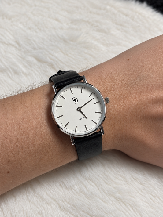 Montre Cuirélia GG Luxe à bracelet en cuir noir portée au poignet
