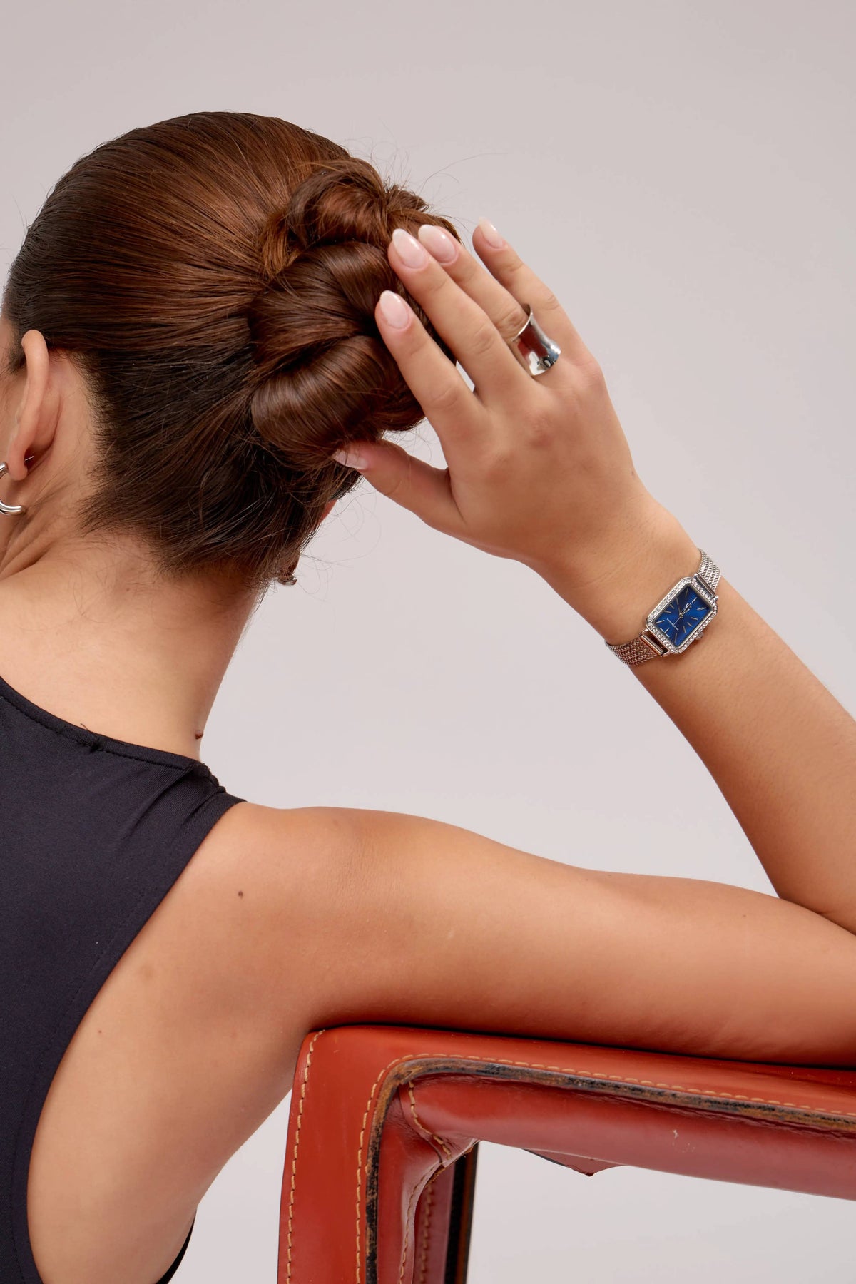 Montre Bonnie GG Luxe argentée portée par un modèle, seconde vue