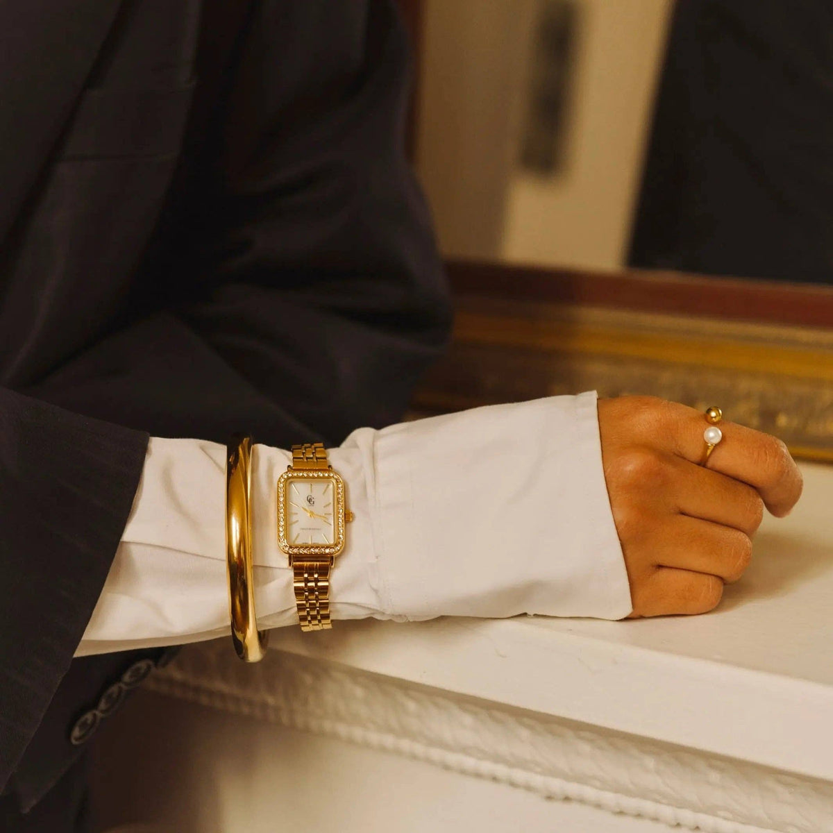 Montre Héloïse GG Luxe dorée portée par un modèle, deuxième vue