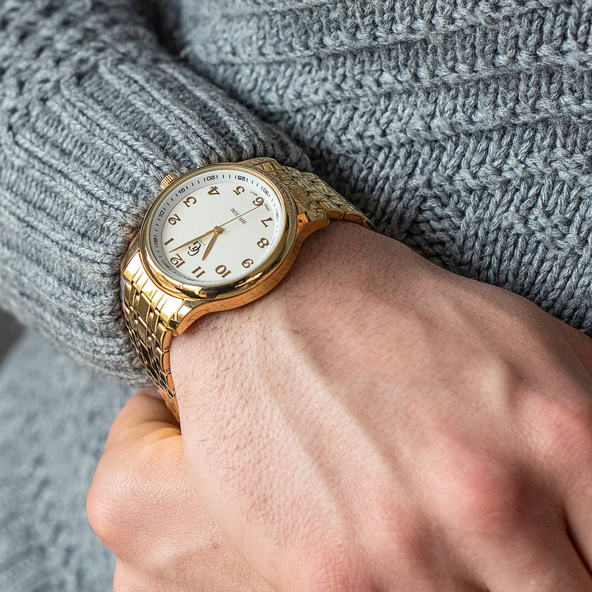 Montre homme La Vintage GG Luxe dorée portée au poignet